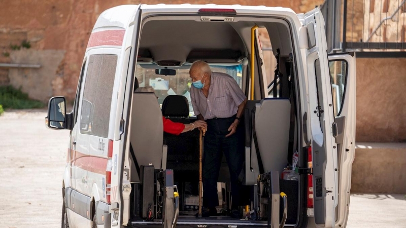 Residentes de la residencia de Burbagena (Teruel) son trasladados a la residencia de GEA de Albarracín (Teruel), tras haberse registrado un brote de coronavirus. EFE/Antonio Garcia