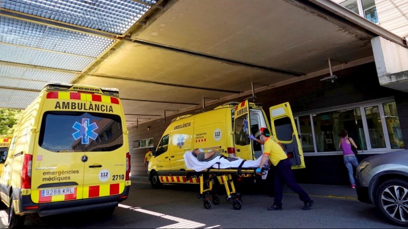 Llegada de un enfermo en ambulancia al hospital Arnau de Vilanova, en Lleida. EFE/ Alejandro García/Archivo