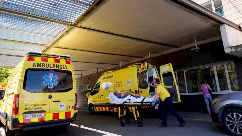 Llegada de un enfermo en ambulancia al hospital Arnau de Vilanova, en Lleida. EFE/ Alejandro García/Archivo