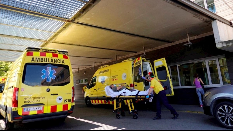 Llegada de un enfermo en ambulancia al hospital Arnau de Vilanova, en Lleida. EFE/ Alejandro García/Archivo