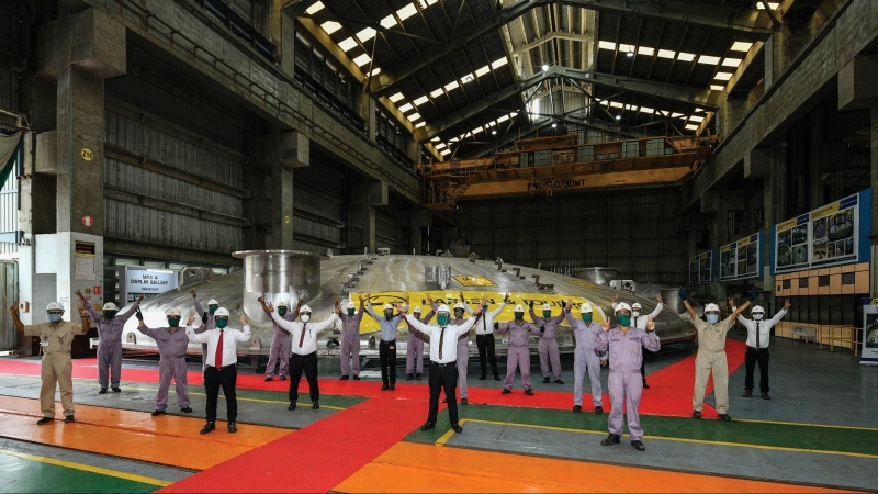 Ingenieros y técnicos indios posan en Cadarache delante de la tapa del reactor fabricada en su país / ITER ORGANIZATION