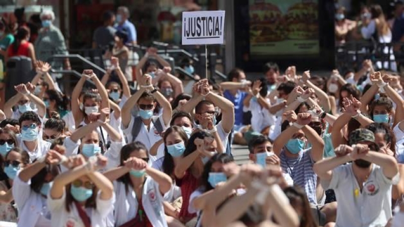 Médicos internos residentes (MIR) de Madrid ante la sede del Gobierno regional, en la Puerta del Sol de Madrid / EFE