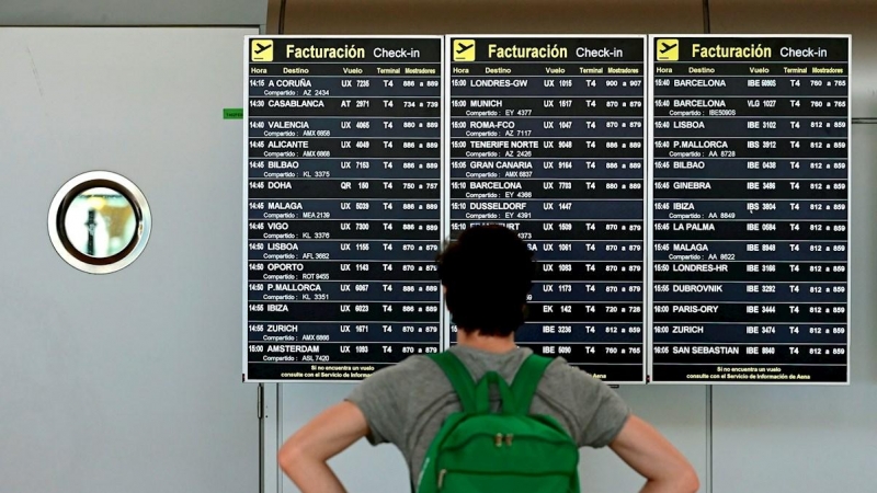 Un pasajero comprueba un panel de información sobre vuelos en la terminal 4 del aeropuerto Adolfo Suárez-Barajas en Madrid. EFE/ Victor Lerena/Archivo
