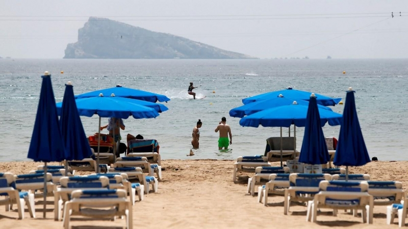 Inusual imagen de hamacas vacías en la playa de Benidorm (Alicante). - EFE