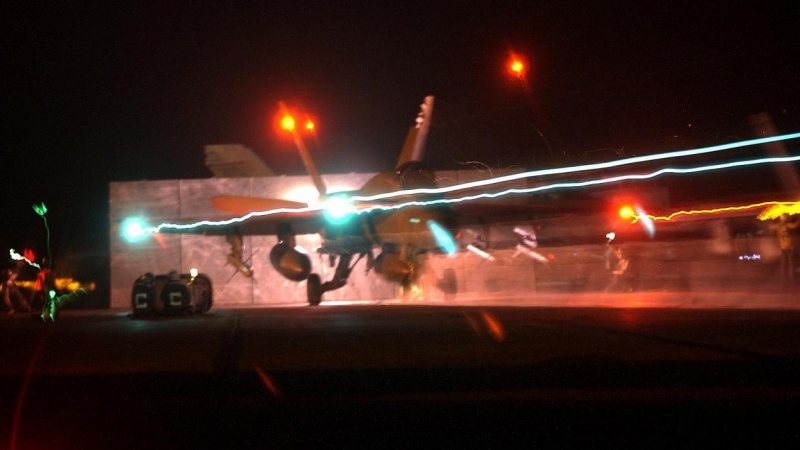 Imagen del 21 de marzo de 2003 de un caza F/A-18 despegando del portaaviones USS Constellation, en los ataques de EEUU a Irak. AFP
