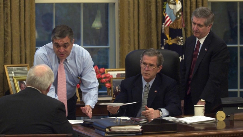 Fotografía del 20 de marzo de 2003 del presidente de EEUU, George W. Bush, en el Despacho Oval de la Casa Blanca, recibiendo información del comienzo de los ataques a Irak, con el vicepresidente Dick Cheney (de espaldas), el director de la CIA, George Ten