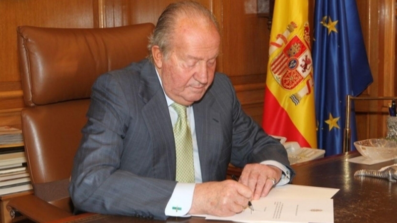 El rey Juan Carlos I, en el momento de la firma de su abdicación. EFE/Casa de S. M. el Rey