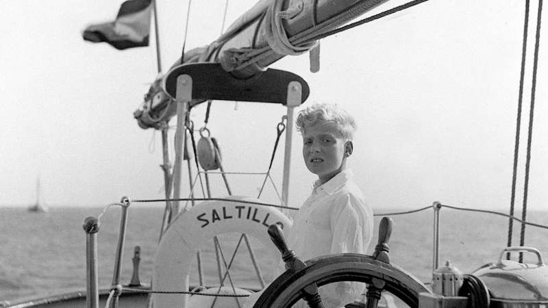 Don Juan Carlos durante una excursión en el barco 'Saltillo' cuando era niño. Fuente: EFE
