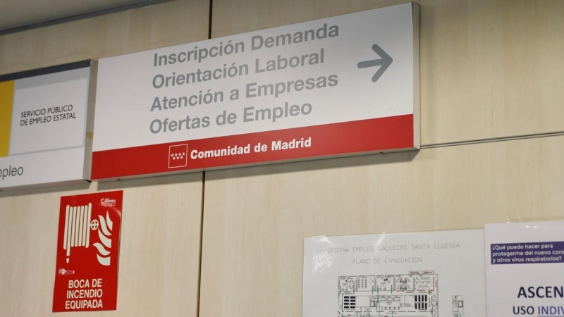 Carteles indicativos colgados en una oficina del Servicio Público de Empleo de la Comunidad de Madrid. E.P./Jesús Hellín