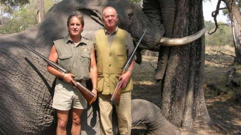 El rey posa con un elefante tiroteado en una cacería en Botsuana / Rann Safaris