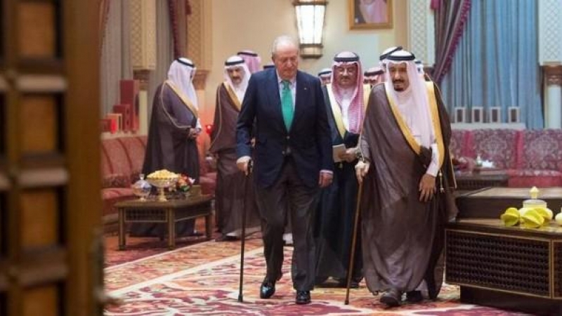 El rey Juan Carlos I, junto con el rey saudí Salman Bin Abdelaziz. EFE