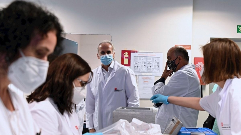 El consejero de Sanidad, Enrique Ruiz Escudero, durante su visita al Laboratorio Regional de Salud Pública, referente en la realización de estudios de seroprevalencia, donde se ha instalado uno de los siete robots de última generación para la realización