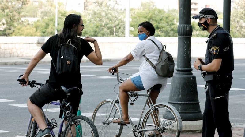 La Policia Local de Valencia ha intensificado los controles del uso de mascarillas entre peatones y ciclistas con la avertencia de multas de entre 60 y 600 euros. - EFE