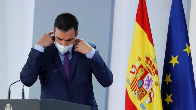 El presidente del Gobierno, Pedro Sánchez, se retira la mascarilla antes de iniciar la habitual comparecencia antes de las vacacione, en el Palacio de la Moncloa. EFE/Chema Moya