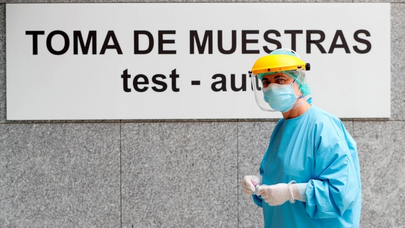 Miembros del personal sanitario del Hospital da Costa realizan pruebas PCR. EFE/Eliseo Trigo/Archivo