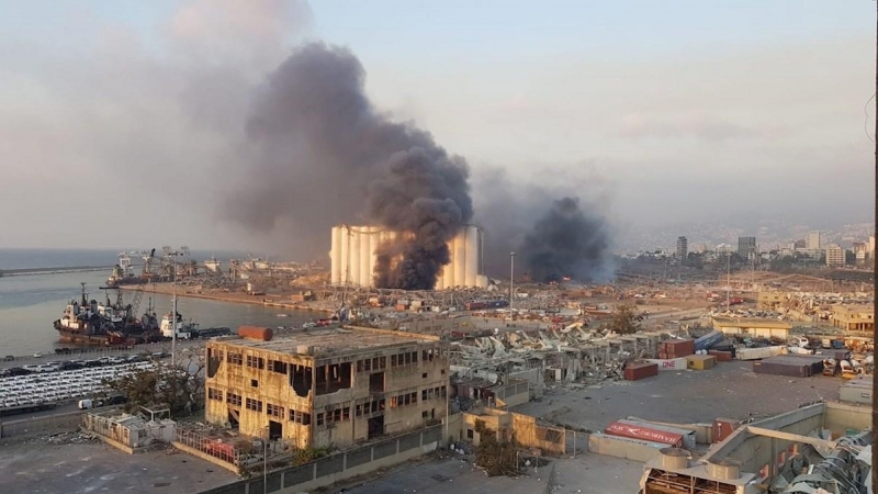 Una enorme explosión en un almacén de explosivos sacude Beirut. EFE
