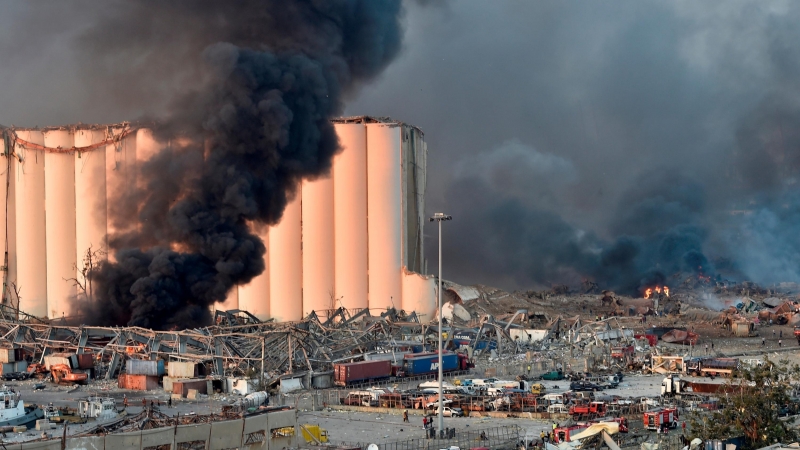 La columna de humo que corona la zona afectada impide establecer con claridad la envergadura de los daños. / EFE