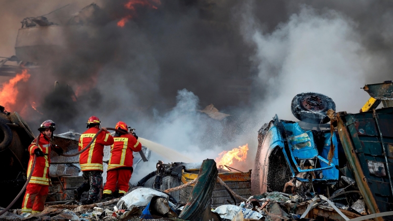 Los bomberos controlando las llamas restantes de la explosión en Beirut. / EFE /WAEL HAMZEH