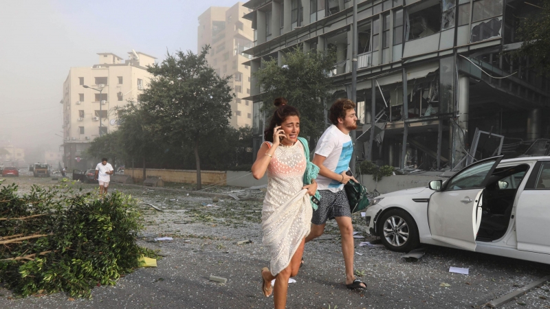 Gente huyendo de la zona de la explosión en Beirut. / REUTERS /Mohamed Azakir