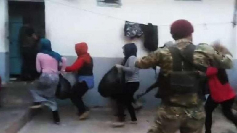 Captura de imagen del vídeo que captó el momento en el que las mujeres fueron sacadas del cuartel de la División Al Hamza, en Siria.