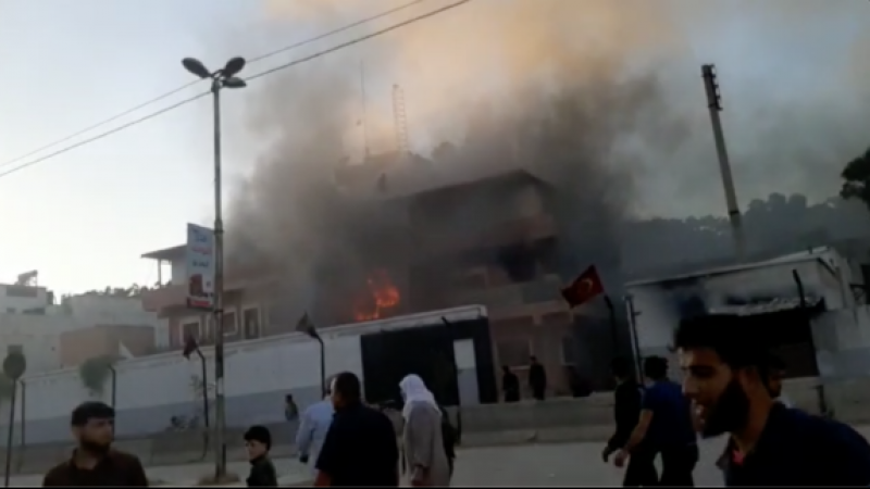 Momento en el que arde el cuartel de la División Al Hamza, en Afrin, tras el ataque de un grupo de civiles.