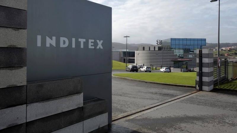 El logo de Inditex, en la entrada de la factoría de Zara en Arteixo (A Coruña), donde tiene la sede la multinacional textil gallega. REUTERS/Miguel Vidal