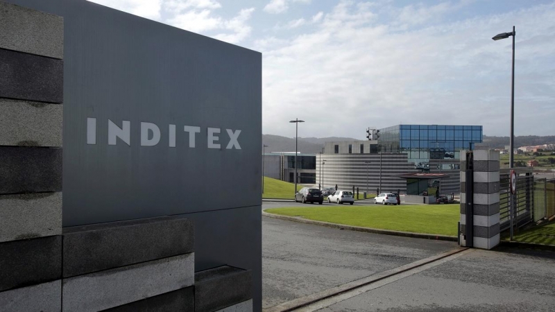 El logo de Inditex, en la entrada de la factoría de Zara en Arteixo (A Coruña), donde tiene la sede la multinacional textil gallega. REUTERS/Miguel Vidal