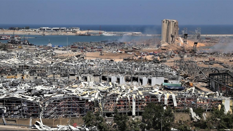 Vista general de la zona cero de la explosiones en el puerto de Beirut | EFE