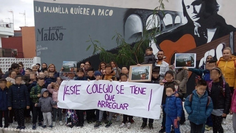 El alumnado del colegio público Campo de Gibraltar con una pancarta en la que pone: 'Este colegio se tiene que arreglar'.