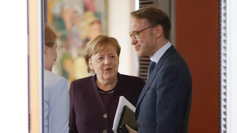 La canciller alemana Angela Merkel con el presidente del Bundesbank, Jens Weidmann, antes de una reunión del consejo de ministros, en Berlin, en enero de 2020. AFP/Odd Andersen