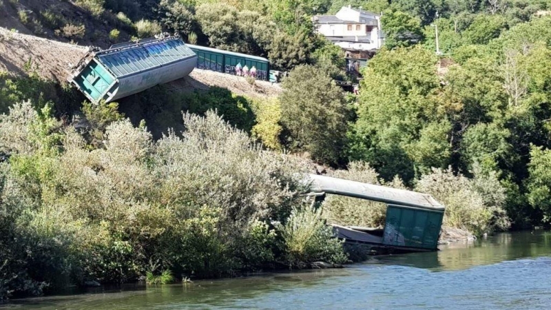 Foto de los vagones descarrilados en las inmediaciones del Sil remitida por Galicia en Común - GALICIA EN COMÚN