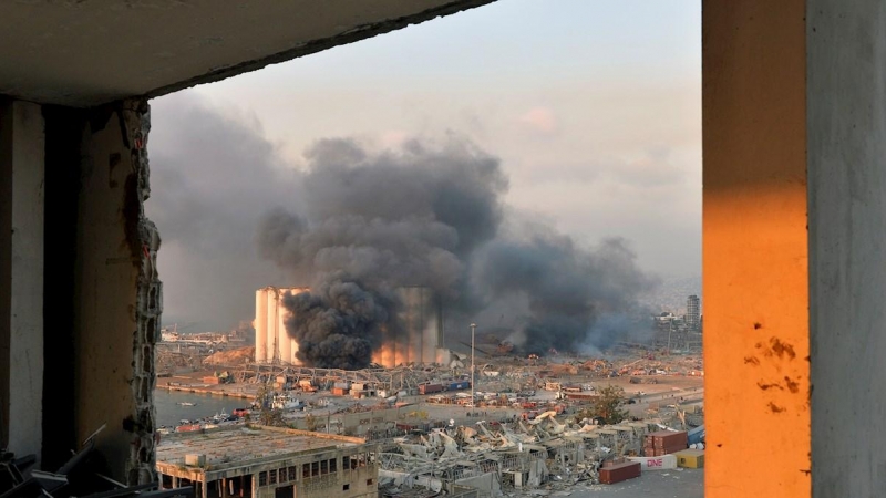 Nube de humo en el área del puerto con daños y escombros después de la gran explosión en el puerto de Beirut. EFE / EPA / WAEL HAMZEH