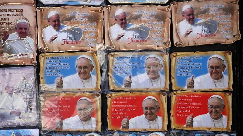 La efigie del Papa Francisco, en varios imanes a la venta en una tienda de recuerdos cerca del Vaticano.  REUTERS/Remo Casilli