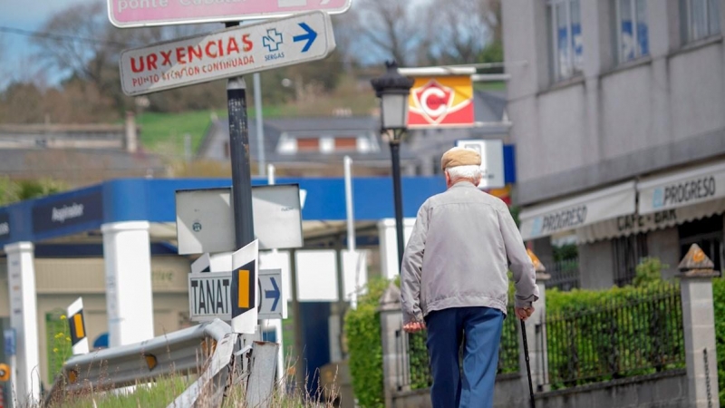 Un anciano camina delante de las urgencias de un hospital. EFE/eliseo trigo/Archivo