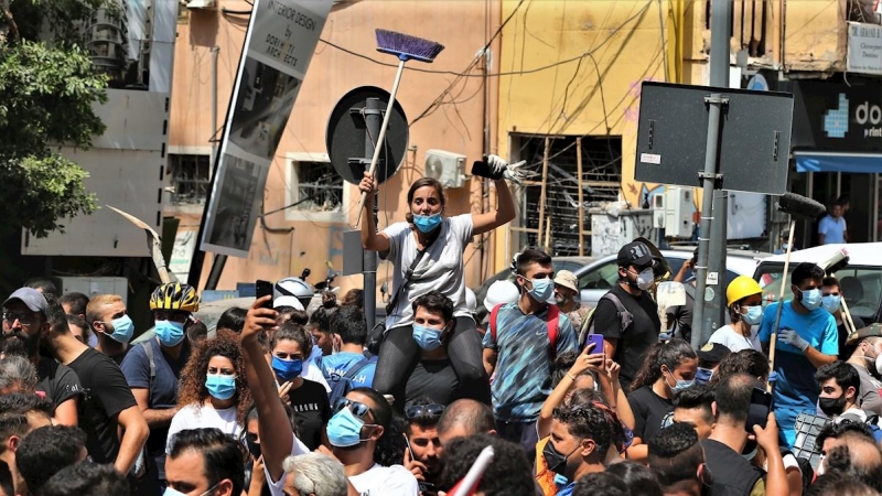 Los voluntarios comenzaron a gritar contra el gobierno cuando el ejército les impidió limpiar un área de los escombros cuando el presidente francés Macron la atravesaba, en Beirut. EFE / EPA / NABIL MOUNZER