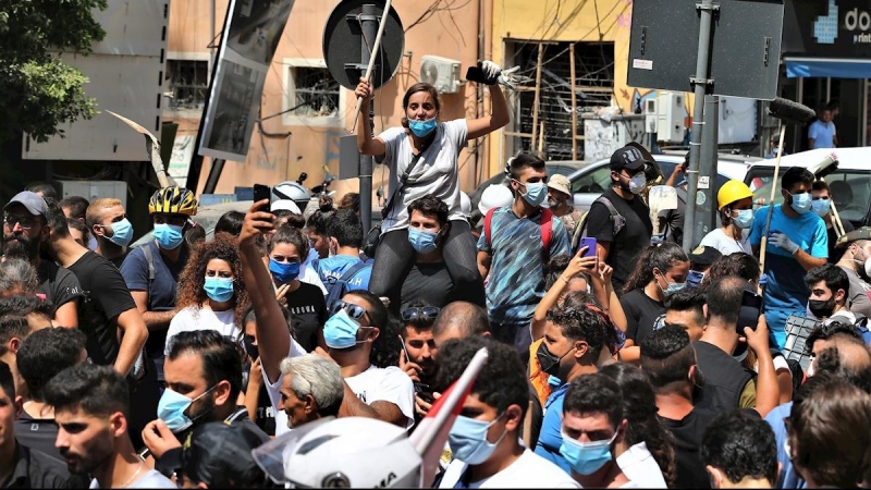 Los voluntarios comenzaron a gritar contra el gobierno cuando el ejército les impidió limpiar un área de los escombros cuando el presidente francés Macron la atravesaba, en Beirut. EFE / EPA / NABIL MOUNZER