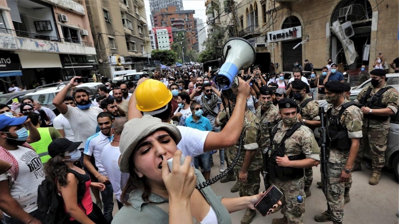 Los voluntarios comenzaron a gritar contra el gobierno cuando el ejército les impidió limpiar un área de los escombros cuando el presidente francés Macron la atravesaba, en Beirut. EFE / EPA / NABIL MOUNZER