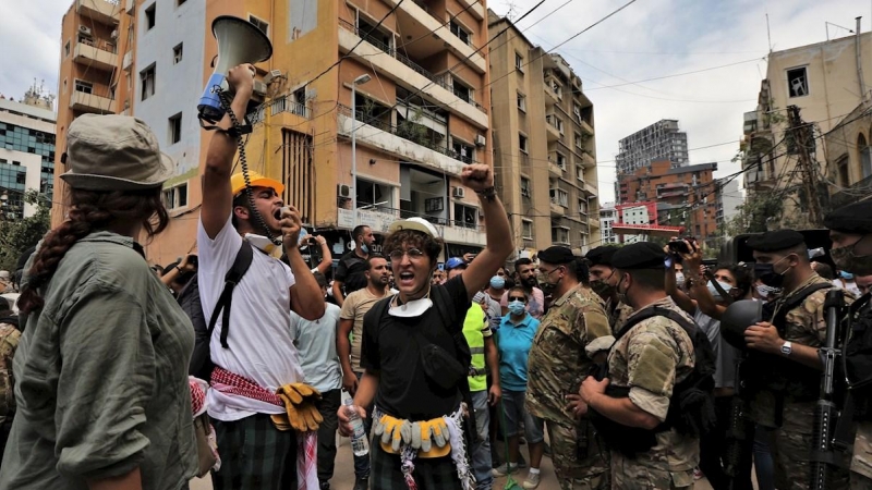 Los voluntarios comenzaron a gritar contra el gobierno cuando el ejército les impidió limpiar un área de los escombros cuando el presidente francés Macron la atravesaba, en Beirut. EFE / EPA / NABIL MOUNZER