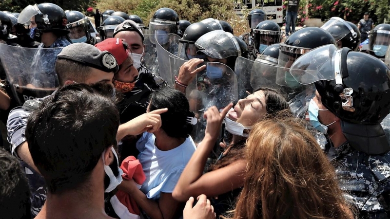 Manifestantes chocan con la policía antidisturbios durante una protesta antigubernamental frente al Ministerio de Energía en Emile Lahoud Avenue, en el norte de Beirut. EFE / EPA / NABIL MOUNZER