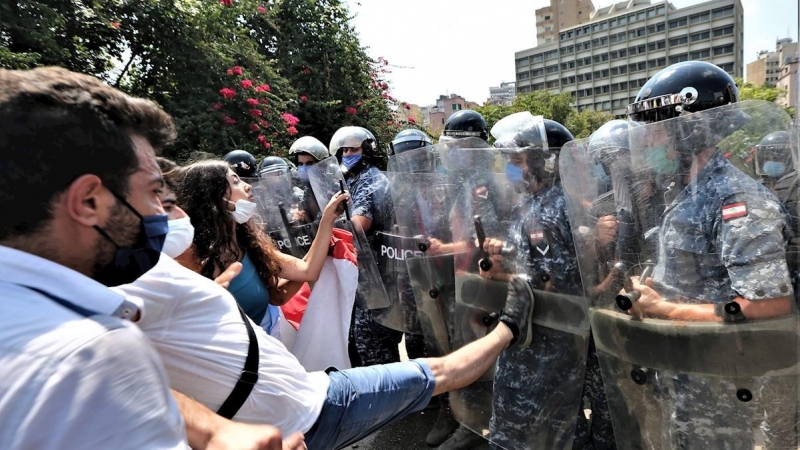 Manifestantes chocan con la policía antidisturbios durante una protesta antigubernamental frente al Ministerio de Energía en Emile Lahoud Avenue, en el norte de Beirut. EFE / EPA / NABIL MOUNZER