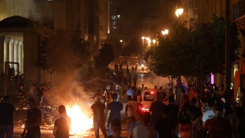 Manifestantes cerca de un incendio durante una protesta cerca del parlamento, tras la explosión del martes en el área del puerto de Beirut. REUTERS / Mohamed Azakir