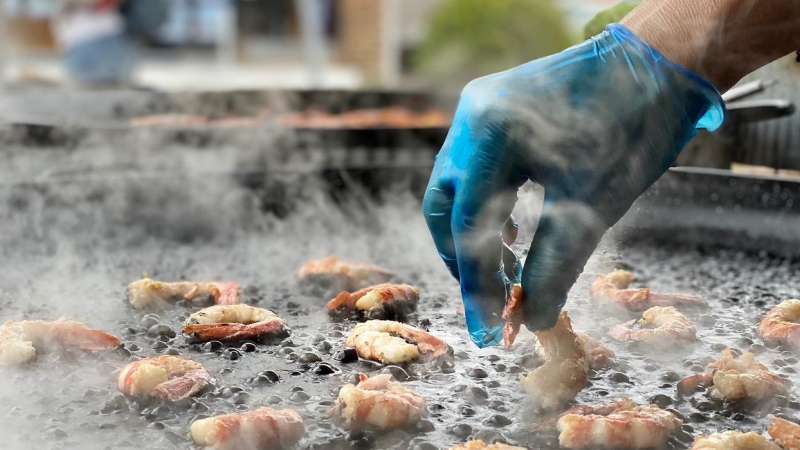 Preparación de arroz negro en la street paella en Londres / Conxa Rodríguez