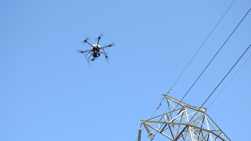 Vigilància d'una xarxa d'alta tensió amb drons al Camp de Tarragona. RED ELÉCTRICA