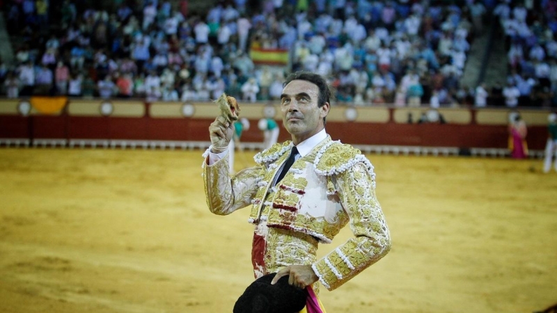 El torero Enrique Ponce pasea una oreja en la corrida celebrada este jueves en el Puerto de Santa María (Cádiz). EFE/Foto cedida por la empresa Lances de Futuro.