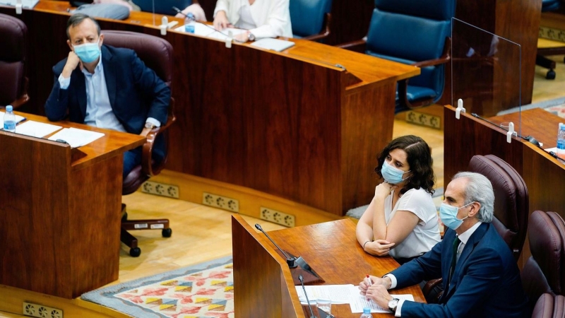 Alberto Reyero observa a Isabel Díaz Ayuso y Enrique Ruiz-Escudero, en el pleno de la Asamblea / EFE