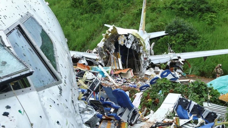 Al menos 18 personas fallecidas en el avión indio siniestrado. | REUTERS