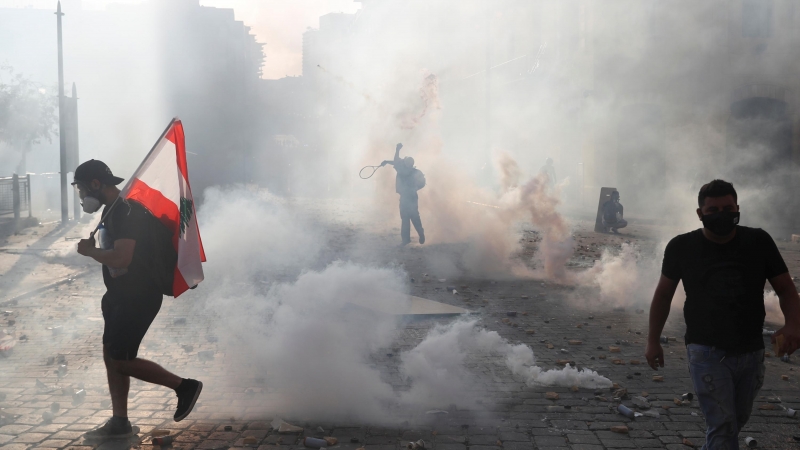 Un manifestante usa una raqueta de tenis para devolver un bote de gas lacrimógeno a la policía antidisturbios durante una protesta en Beirut, Líbano / REUTERS / Goran Tomasevic