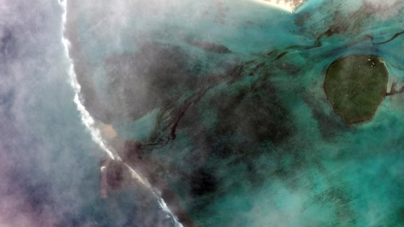 Un satélite muestra la gran mancha de combustible alcanzando las costas de Isla Mauricio. REUTERS