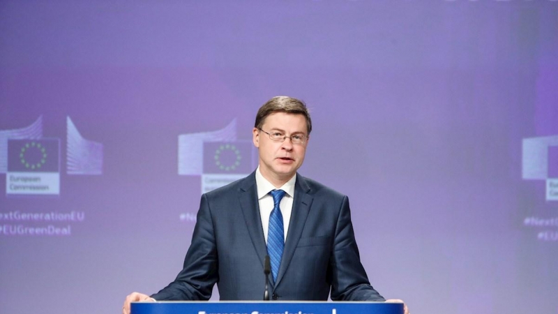 Valdis Dombrovskis, vicepresidente de la comisión Europea y Comisario europeo del Euro y de Diálogo Social, en una rueda de prensa en Bruselas. EFE/EPA/ARIS OIKONOMOU