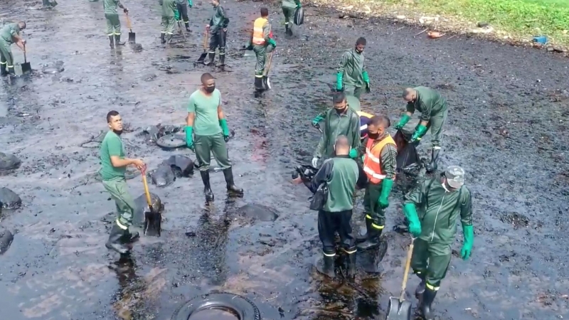 Una imagen de un dron muestra a un equipo de limpieza trabajando en el sitio del vertido de petróleo en Riviere des Creoles, Mauricio. REUTERS /  REUBEN PILLAY